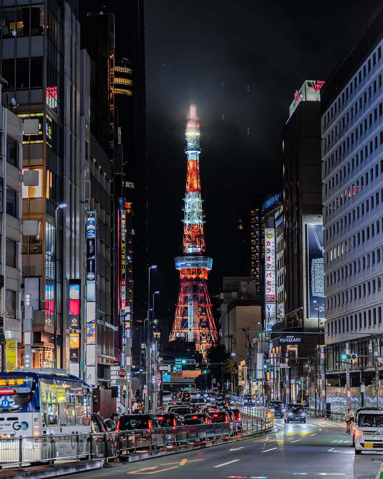 雨の合間に麻布十番から望む東京タワーの夜景