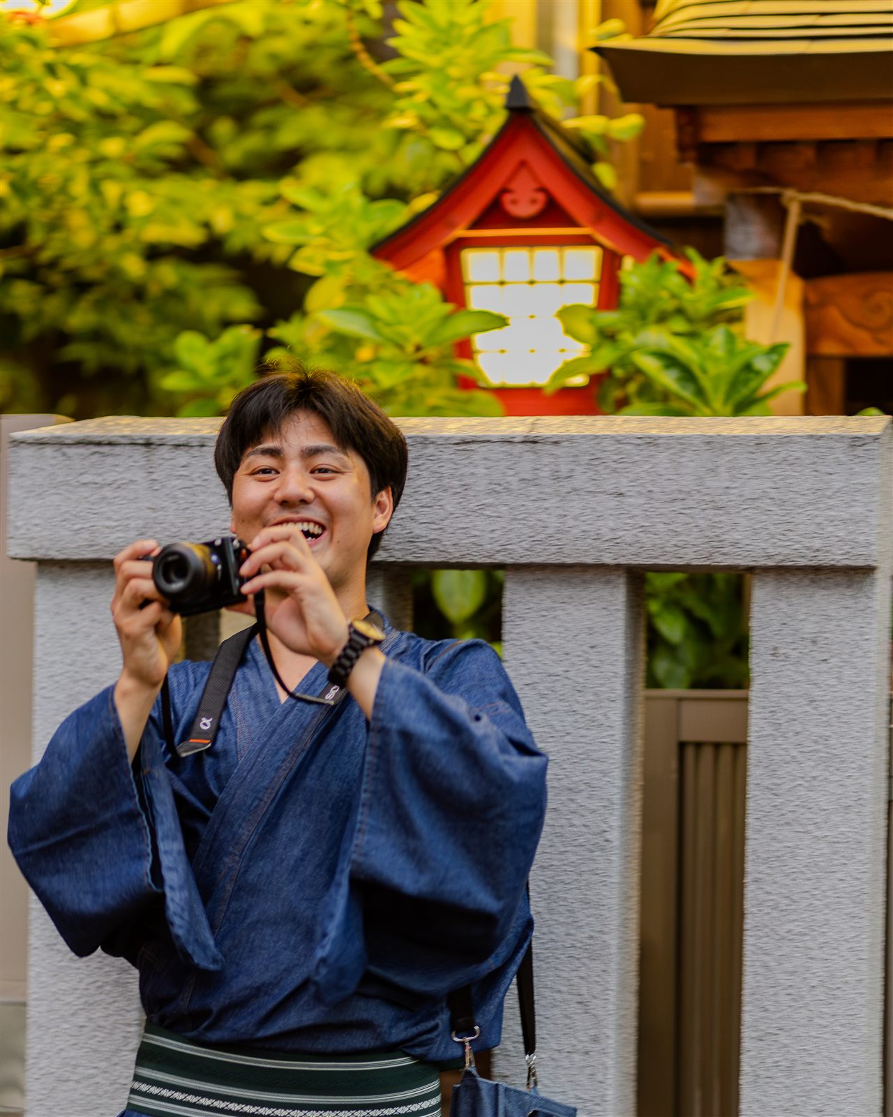 祭りの中で撮影を楽しむ参加者