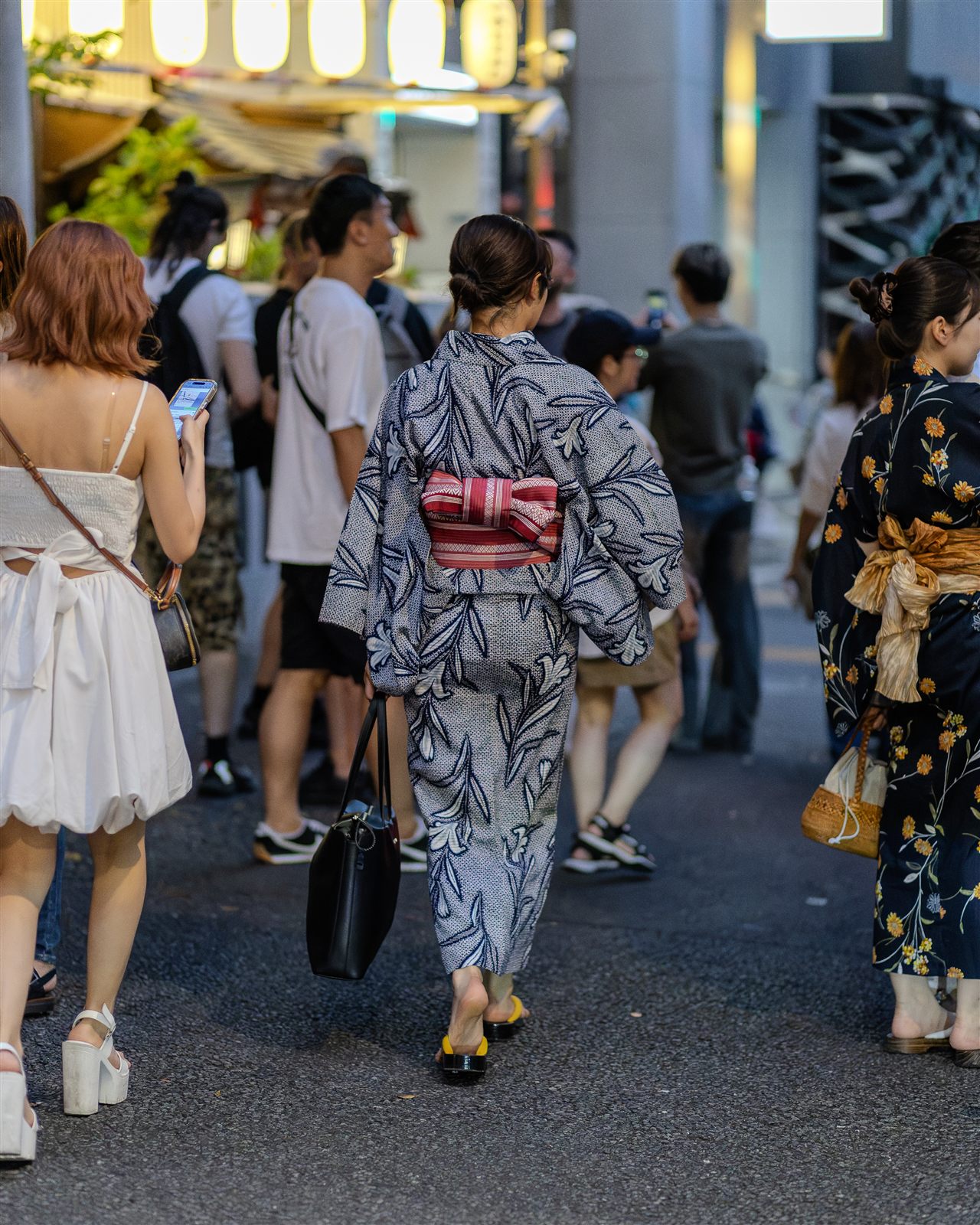 浴衣姿で麻布十番祭りを歩く人々