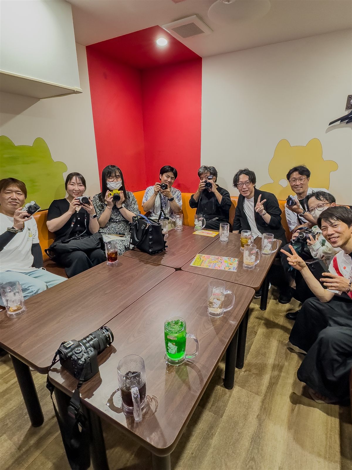 カフェで参加者みんなの集合写真