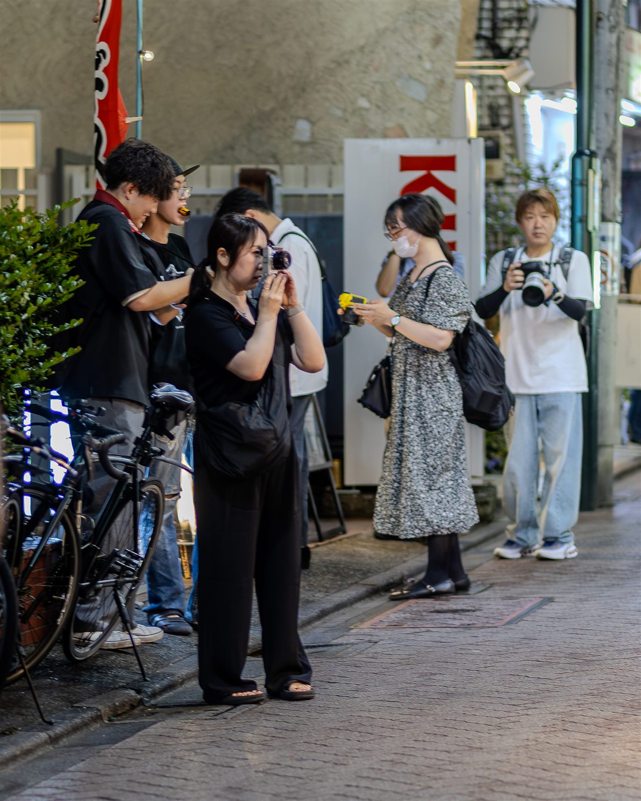 街角で撮影する参加者たち