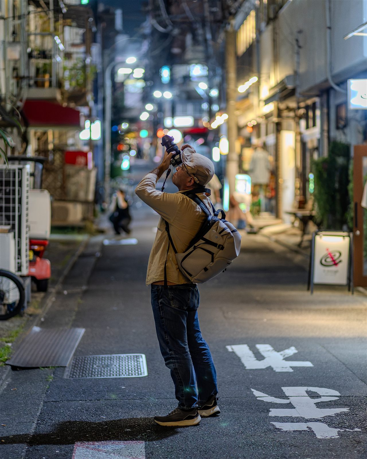 路地で夜スナップを撮る参加者
