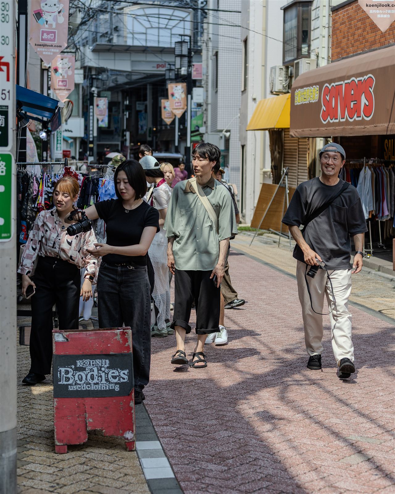 昼の高円寺・古着屋街を歩く参加者たち