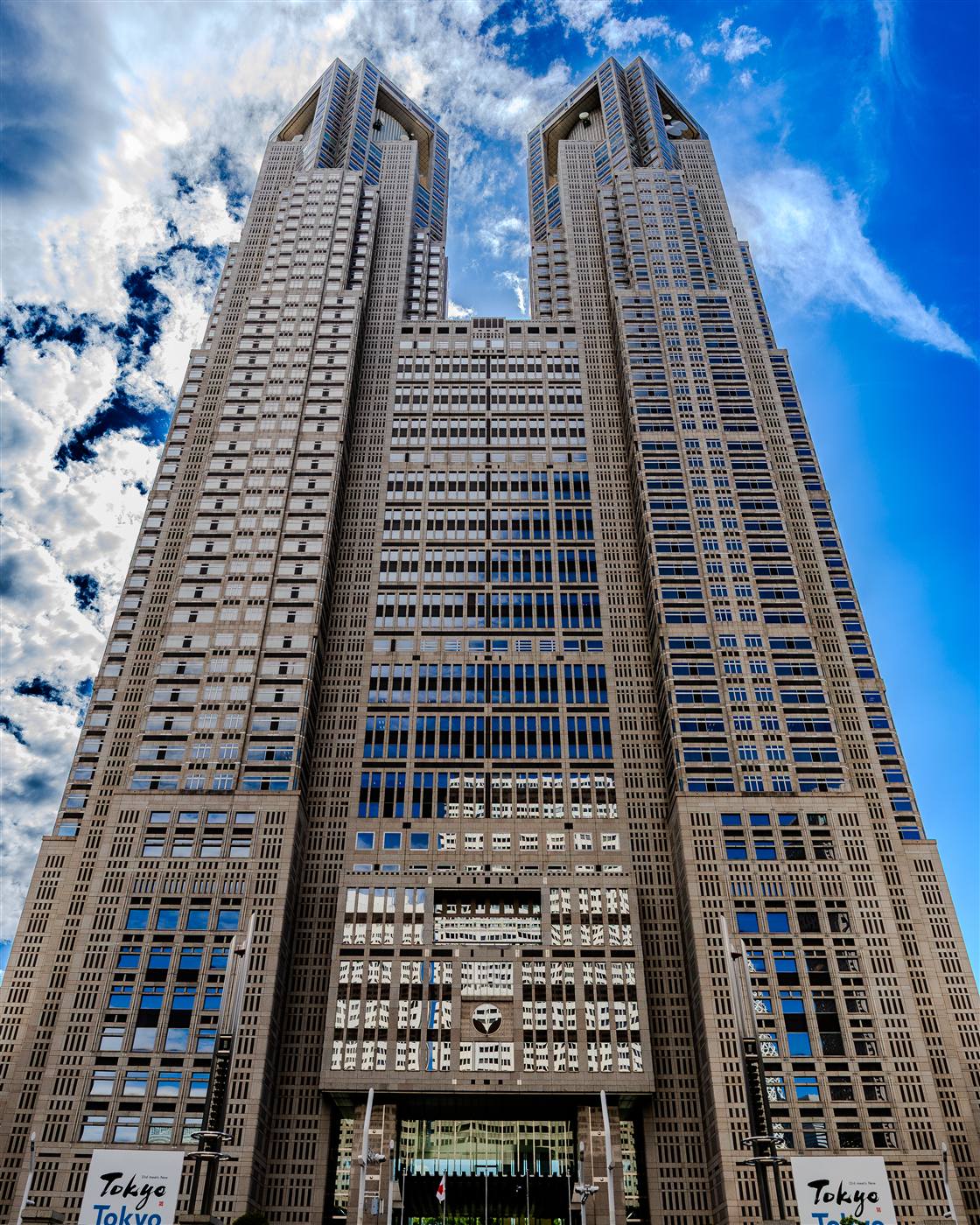 西新宿・都庁の高層ツインタワーと夏空