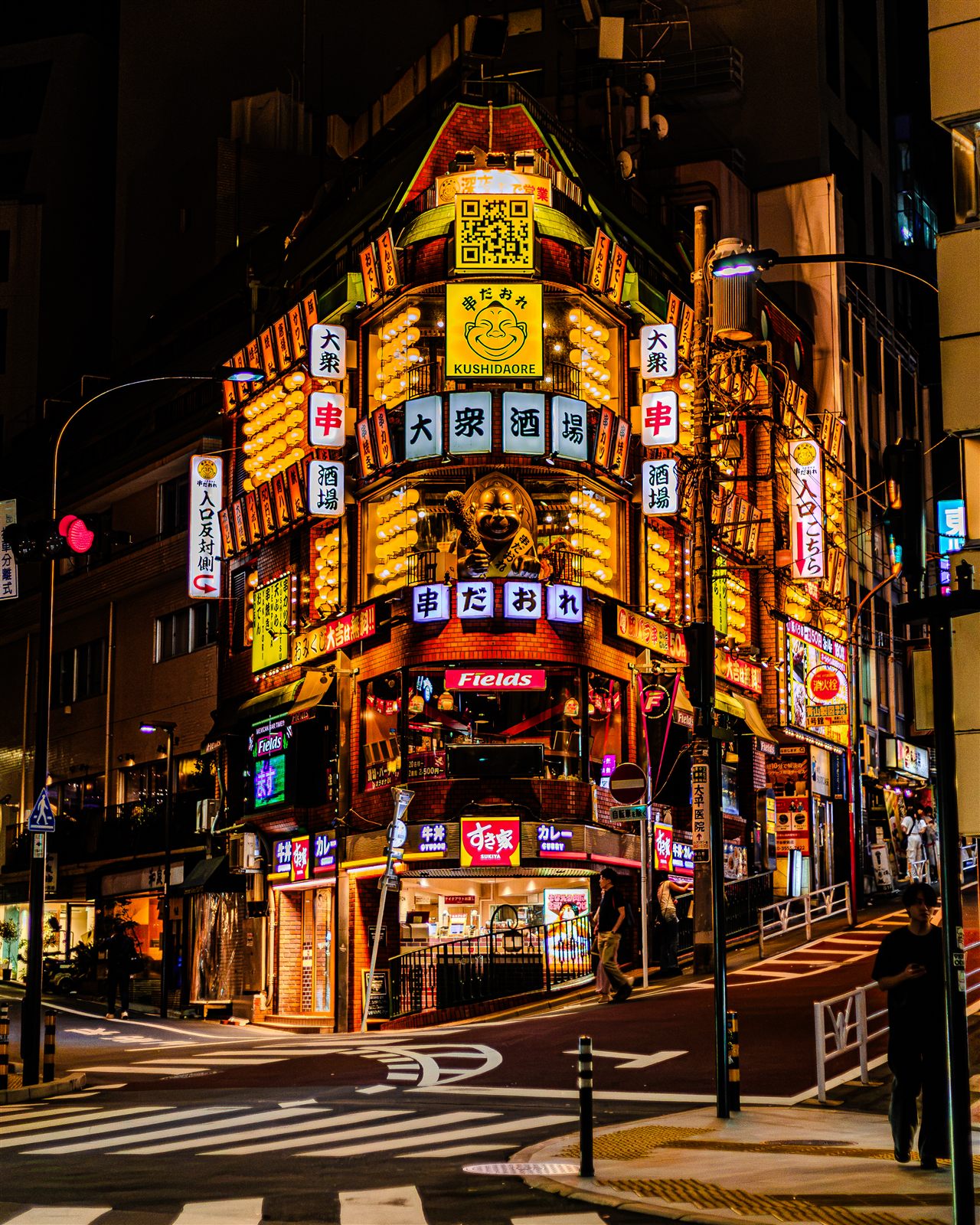 渋谷の夜のネオン街
