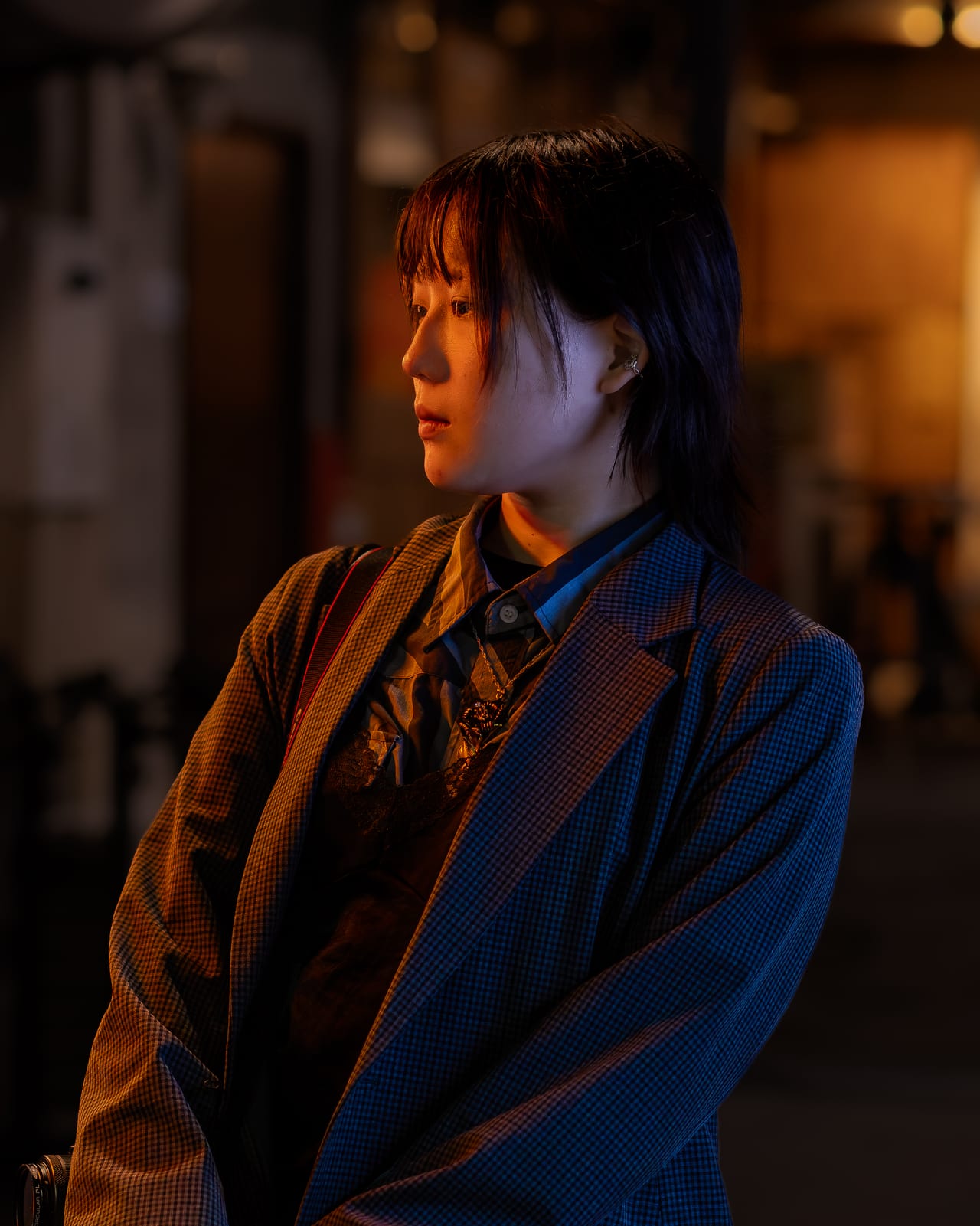 街灯に照らされた夜の下北沢でのポートレート