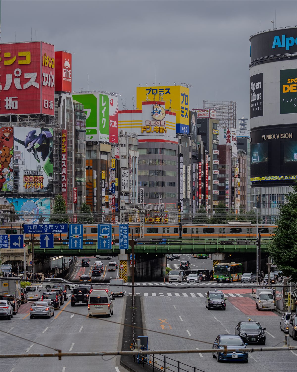 新宿駅東口・歌舞伎町方面のビル群