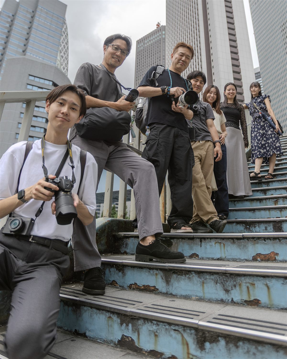 西新宿の高層ビルを背にした参加者の集合写真