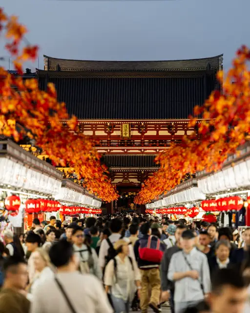 秋の紅葉飾りが連なる仲見世と、奥にそびえる宝蔵門