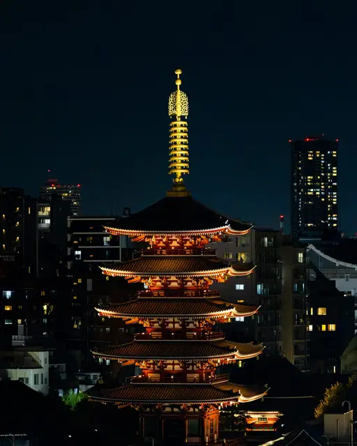 ライトアップされた浅草寺の五重塔の夜景