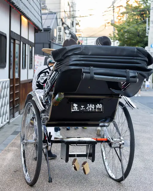 浅草の路地に停まる人力車の後ろ姿