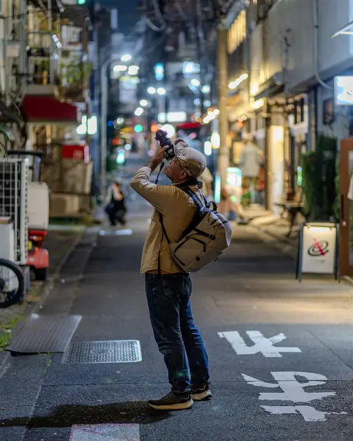 路地で夜スナップを撮る参加者