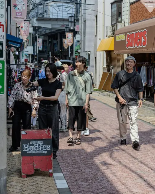 昼の高円寺・古着屋街を歩く参加者たち