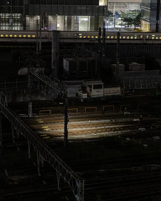 KITTE屋上から見下ろす東京駅の線路と夜の新幹線