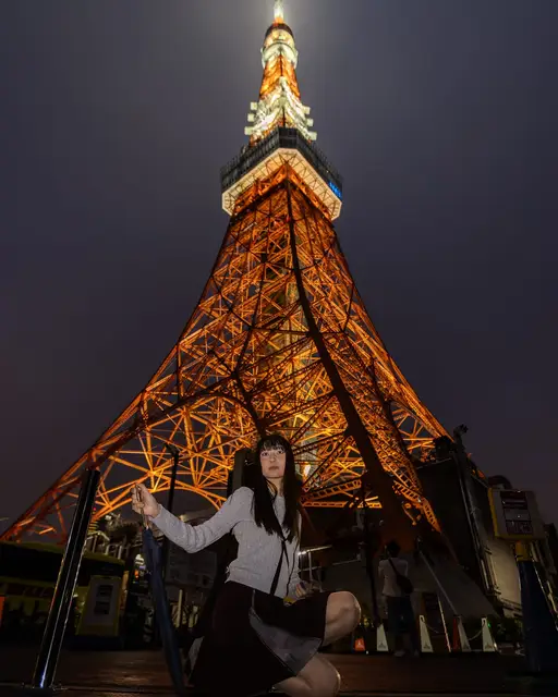 ライトアップされた東京タワーの足元でのポートレート
