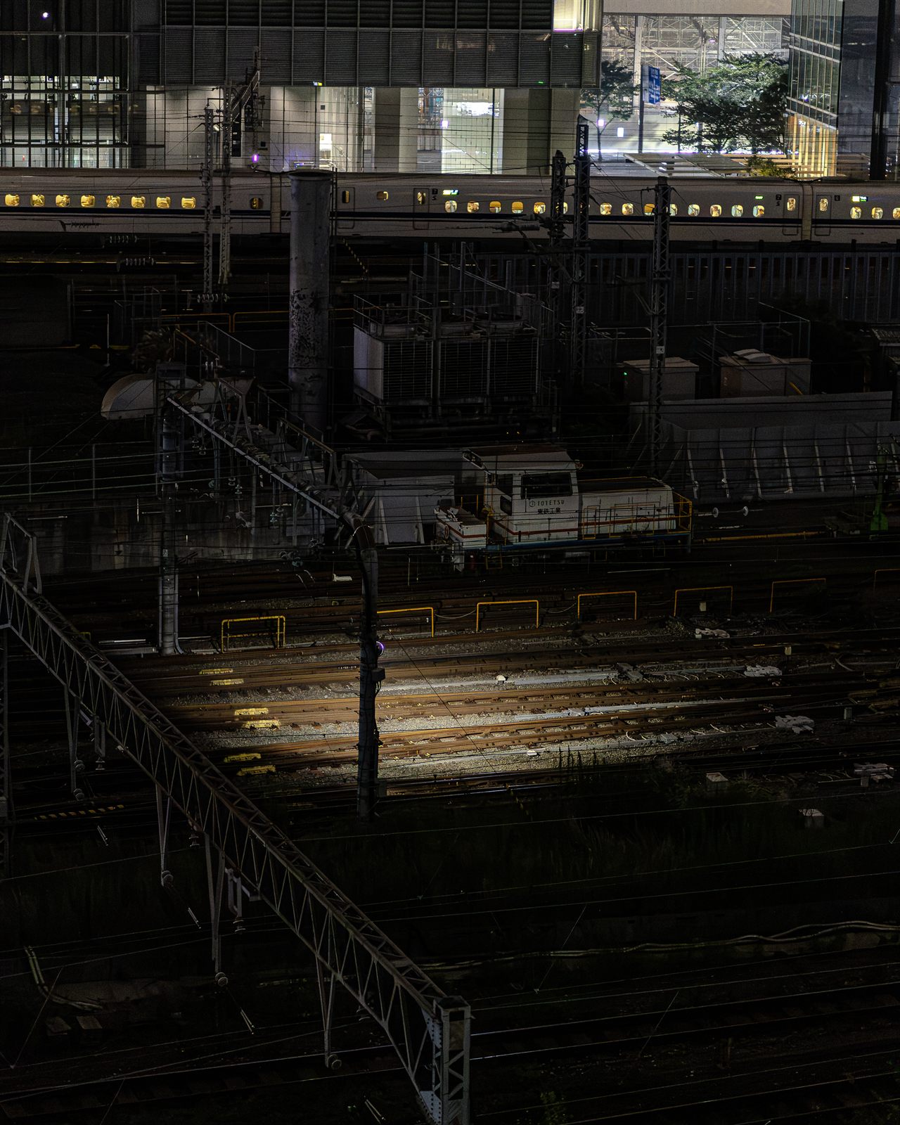 KITTE屋上から見下ろす東京駅の線路と夜の新幹線